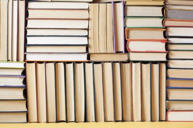 Renkli kitap yığını. Eğitim arka plan. Okula dönüş. Metin için yer kopyalayın.