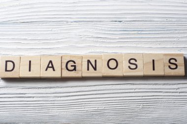 Ahşap küpleri içinde bir tablo üzerinde yazılı tanı.