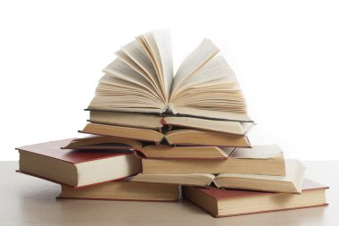 Beyaz arka plan üzerinde izole kitap yığını. Eğitim kavramı. Okula dönüş.