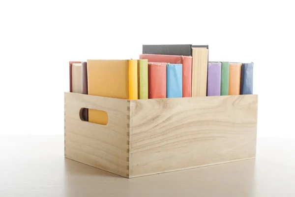 Beyaz arka plan üzerinde izole kitap yığını. Eğitim kavramı. Okula dönüş.