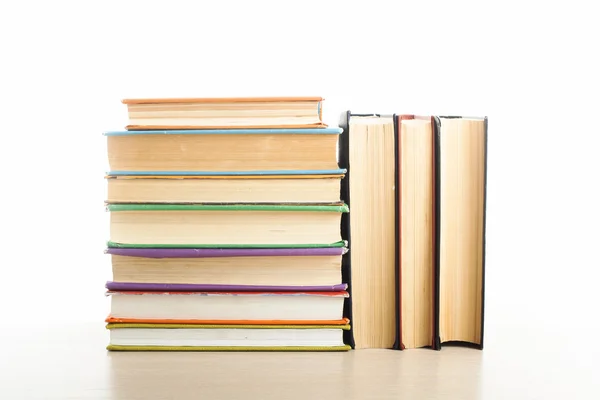 Στοίβα από βιβλία που απομονώνονται σε λευκό φόντο. Έννοια της εκπαίδευσης. Επιστροφή στο σχολείο. — Φωτογραφία Αρχείου