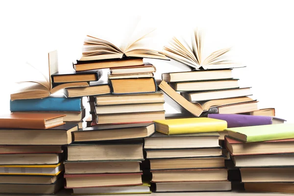 Bücherstapel auf weißem Hintergrund. Bildungskonzept. Zurück zur Schule. — Stockfoto
