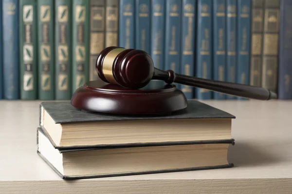 Concepto de ley - Libro con jueces de madera martillo en la mesa en una sala de tribunal u oficina de aplicación . —  Fotos de Stock