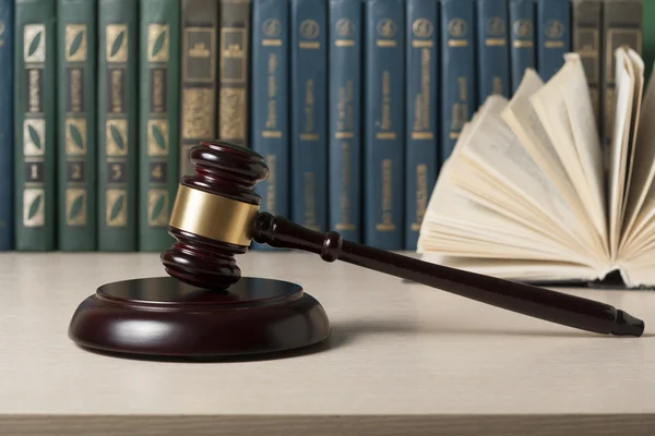 法律概念 — — 法庭或执法的办公室桌上，用木槌木法官书. — 图库照片