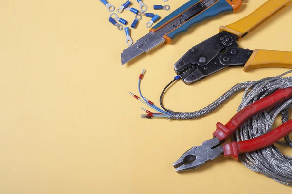 Juego de herramientas eléctricas sobre fondo de madera. Accesorios para trabajos de ingeniería, concepto energético . — Foto de Stock