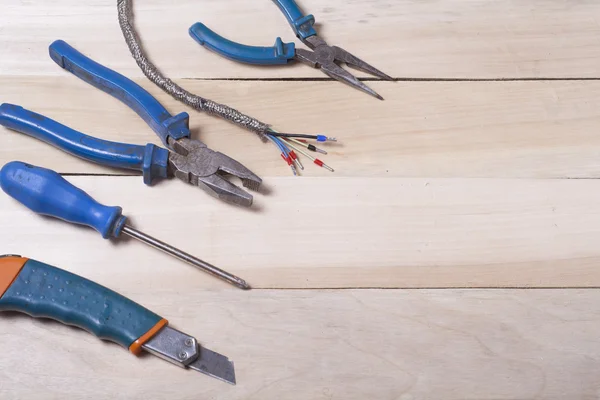 Ahşap arka plan üzerinde elektrik araç kümesi. Mühendislik çalışmaları, enerji kavramı için aksesuarlar.