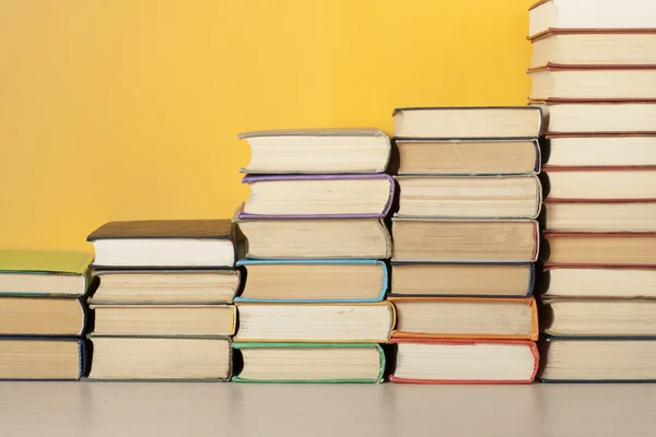 Verem a színes könyvek. Oktatási háttér. Vissza az iskolába. Hely, a szöveg másolása. — Stock Fotó