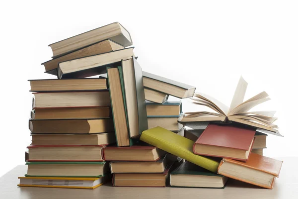 Stos książek na białym tle. Koncepcja edukacji. Powrót do szkoły. — Zdjęcie stockowe