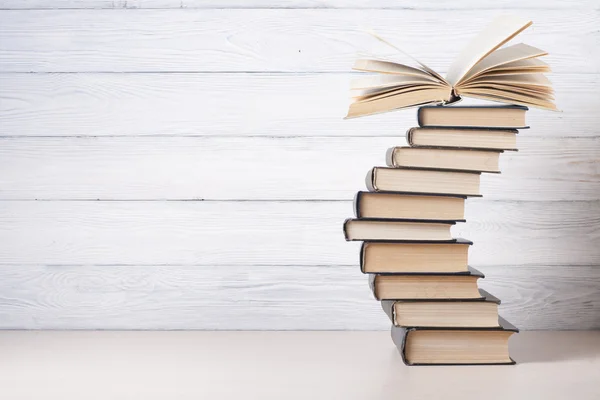 Open boek, Hardcover boeken over houten tafel. Opleiding. Terug naar school. Ruimte voor tekst kopiëren. Stockafbeelding