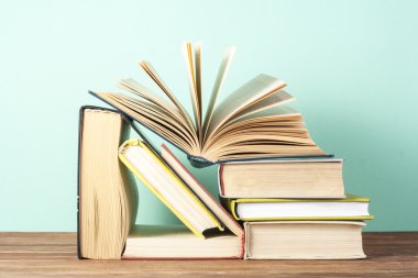 Açık kitap, ahşap masa ciltli kitap. Eğitim arka plan. Okula dönüş. Metin için yer kopyalayın.