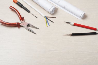 Ahşap arka plan üzerinde elektrik araç kümesi. Mühendislik çalışmaları, enerji kavramı için aksesuarlar.