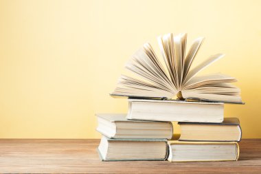 Açık kitap, ahşap masa ciltli kitap. Eğitim arka plan. Okula dönüş. Metin için yer kopyalayın.