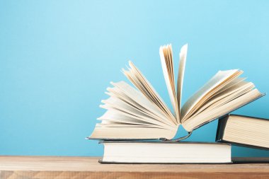 Açık kitap, ahşap masa ciltli kitap. Eğitim arka plan. Okula dönüş. Metin için yer kopyalayın.