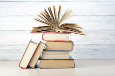 Açık kitap, ahşap masa ciltli kitap. Eğitim arka plan. Okula dönüş. Metin için yer kopyalayın.