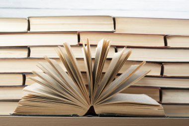 Açık kitap, ahşap masa ciltli kitap. Eğitim arka plan. Okula dönüş. Metin için yer kopyalayın.
