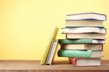 Renkli kitap yığını. Eğitim arka plan. Okula dönüş. Metin için yer kopyalayın.