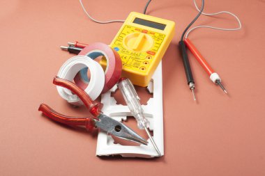 Ahşap arka plan üzerinde elektrik araç kümesi. Mühendislik çalışmaları, enerji kavramı için aksesuarlar.