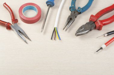 Ahşap arka plan üzerinde elektrik araç kümesi. Mühendislik çalışmaları, enerji kavramı için aksesuarlar.