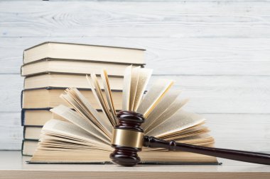 Hukuk kavram - bir mahkeme veya icra ofiste tabloda ahşap hakimler tokmak ile kitap.