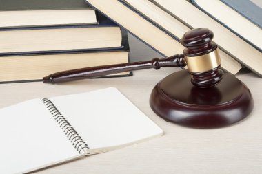 Hukuk kavram - bir mahkeme veya icra ofiste tabloda ahşap hakimler tokmak ile kitap.