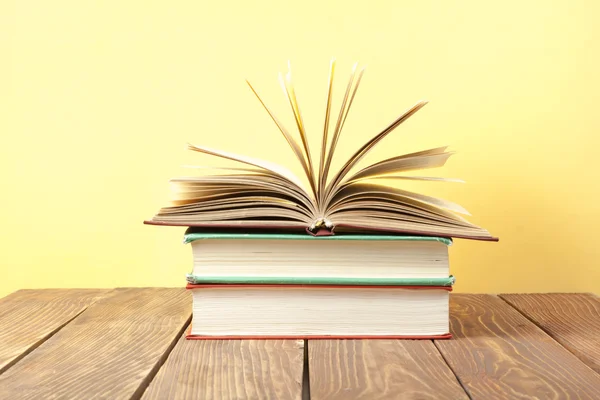 Öppen bok, inbundna böcker på träbord. Utbildning bakgrund. Tillbaka till skolan. Kopiera utrymme för text. — Stockfoto