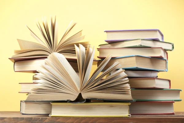 Öppen bok, inbundna böcker på träbord. Utbildning bakgrund. Tillbaka till skolan. Kopiera utrymme för text. — Stockfoto