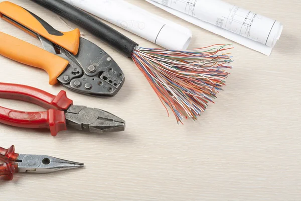 Ahşap arka plan üzerinde elektrik araç kümesi. Mühendislik çalışmaları, enerji kavramı için aksesuarlar.