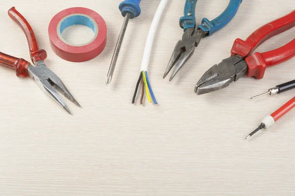 Ahşap arka plan üzerinde elektrik araç kümesi. Mühendislik çalışmaları, enerji kavramı için aksesuarlar.