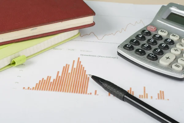 Binnenlandse besparingen, begroting concept. Grafiek, Kladblok, pen, rekenmachine en munten op houten kantoor bureau tafel. — Stockfoto