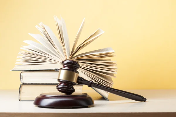 Hukuk kavram - bir mahkeme veya icra ofiste tabloda ahşap hakimler tokmak ile kitap. — Stok fotoğraf