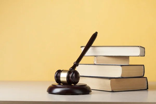 Conceito de lei - Livro com juízes de madeira martelo sobre a mesa em um tribunal ou escritório de execução . — Fotografia de Stock