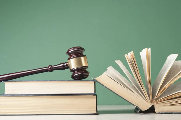 Law concept - boek met houten rechters hamer op tafel in een rechtszaal of handhaving kantoor. — Stockfoto