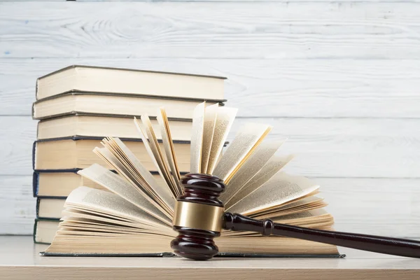 Hukuk kavram - bir mahkeme veya icra ofiste tabloda ahşap hakimler tokmak ile kitap. — Stok fotoğraf