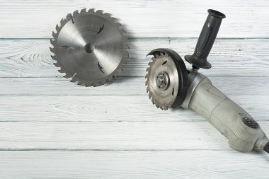 Ahşap arka plan üzerinde elektrik daire testere. Metin için yer kopyalayın