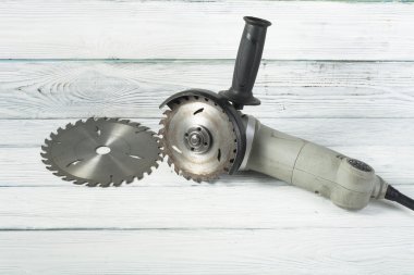 Ahşap arka plan üzerinde elektrik daire testere. Metin için yer kopyalayın