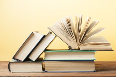 Açık kitap, ahşap masa ciltli kitap. Eğitim arka plan. Okula dönüş. Metin için yer kopyalayın.