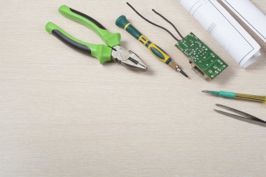 Ahşap arka plan üzerinde elektrik araç kümesi. Mühendislik çalışmaları, enerji kavramı için aksesuarlar.