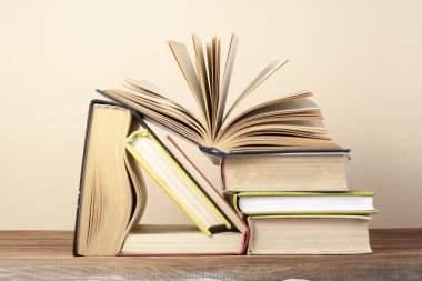 Açık kitap, ahşap masa ciltli kitap. Eğitim arka plan. Okula dönüş. Metin için yer kopyalayın.