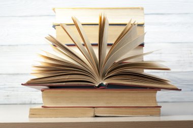 Açık kitap, ahşap masa ciltli kitap. Eğitim arka plan. Okula dönüş. Metin için yer kopyalayın.