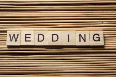 Ahşap arka plan ağaç blok üzerinde yazılı düğün kelime