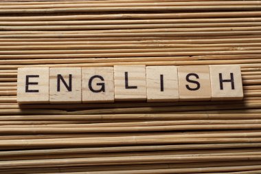 Sözcük İngilizcesi ahşap masa üzerindeki diğer harf yığınının yanında tahta harflerle yapılır..