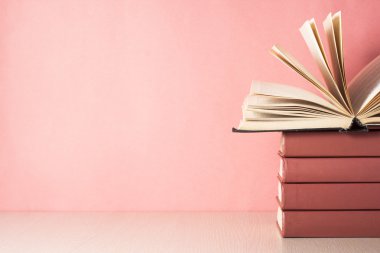 Açık kitap, ahşap masa ciltli kitap. Eğitim arka plan. Okula dönüş. Metin için yer kopyalayın.