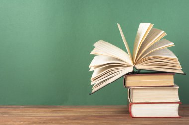 Açık kitap, ahşap masa ciltli kitap. Eğitim arka plan. Okula dönüş. Metin için yer kopyalayın.