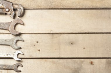 İnşaat araçlar kümesi. Ahşap arka plan üzerinde anahtarı
