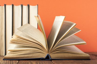 Açık kitap, ahşap masa ciltli kitap. Eğitim arka plan. Okula dönüş. Metin için yer kopyalayın.