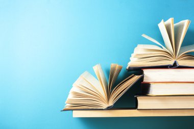 Açık kitap, ahşap masa ciltli kitap. Eğitim arka plan. Okula dönüş. Metin için yer kopyalayın.