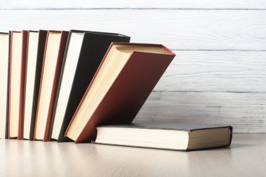 Açık kitap, ahşap masa ciltli kitap. Eğitim arka plan. Okula dönüş. Metin için yer kopyalayın.
