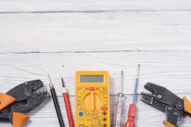 Ahşap arka plan üzerinde elektrik araç kümesi. Mühendislik çalışmaları, enerji kavramı için aksesuarlar.