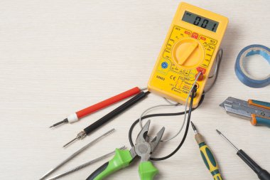 Ahşap arka plan üzerinde elektrik araç kümesi. Mühendislik çalışmaları, enerji kavramı için aksesuarlar.