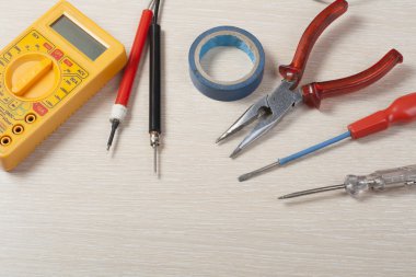 Ahşap arka plan üzerinde elektrik araç kümesi. Mühendislik çalışmaları, enerji kavramı için aksesuarlar.